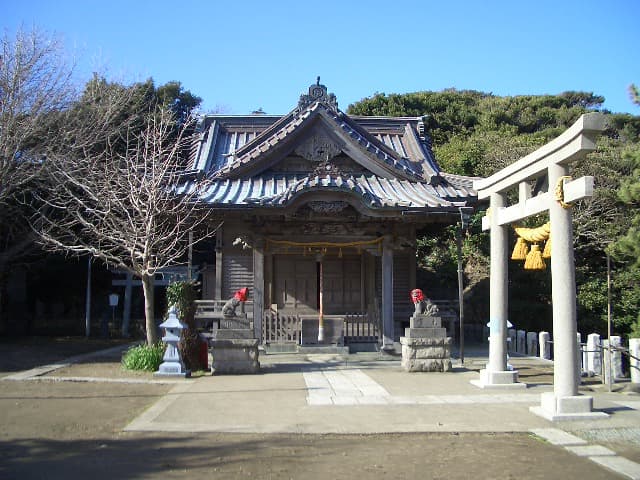The shrine building at Koyurugi Shrine, on Koyurugi-misaki cape in Kamakura